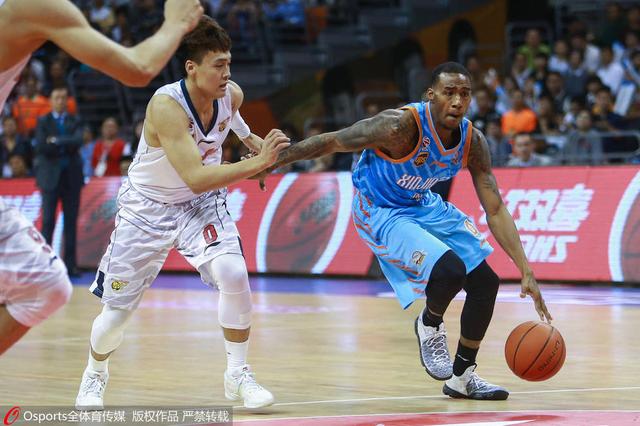 艾玛·科林亮相威尼斯 三角底裤配黑丝 2023-09-05 当地时间2023年9月3日,意大利威尼斯,第80届威尼斯国际电影节,艾玛·科林出席MiuMiu“女人的故事”影展发布会。