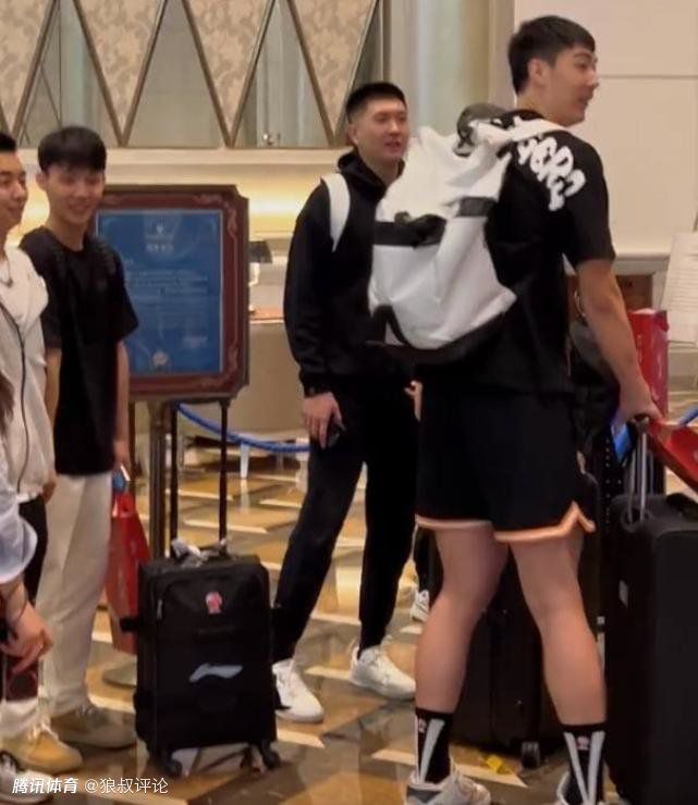 观众看他打架，不仅仅是为了看动作设计，更是为了看他替我们在银幕上宣泄那份对不公的愤怒。